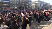 Menschen demonstrieren zum Weltfrauentag in Hannover. © Screenshot 