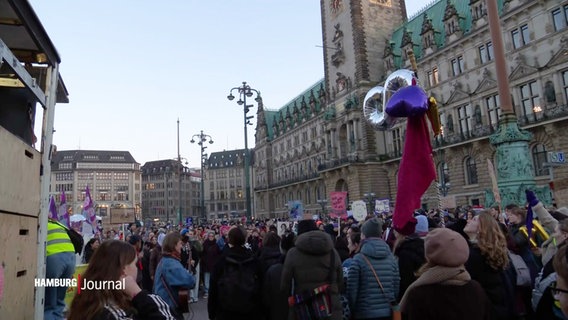Eine Demonstration vor dem Rathaus zum Weltfrauentag. © Screenshot 