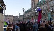 Eine Demonstration vor dem Rathaus zum Weltfrauentag. © Screenshot 