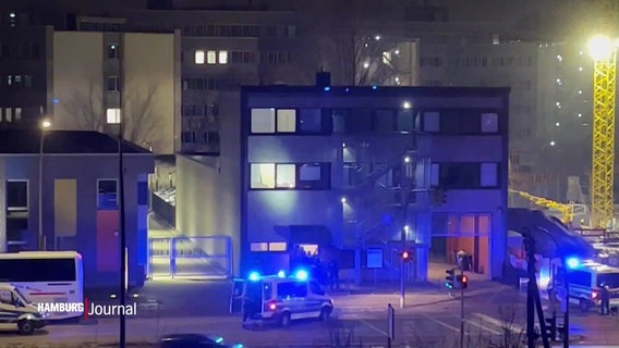 Einsatzfahrzeuge der Polizei vor einem Gebäude. © Screenshot 