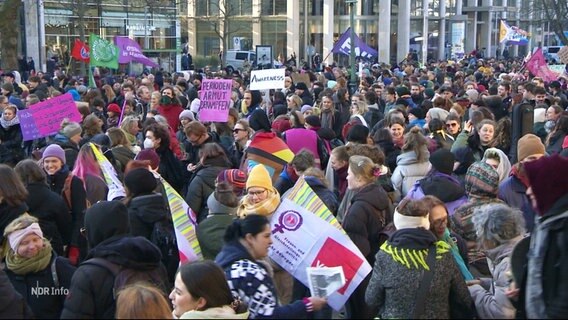 Demonstrierende zum Weltfrauentag auf den Straßen von Hannover. © Screenshot 