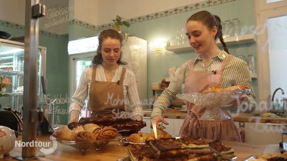 Die Schwestern Henriette und Victoria Thron in ihrem "Café Glücklich" in Wismar. © Screenshot 