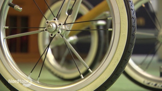 Ein Rad eines Rollators in Nahaufnahme. © Screenshot 
