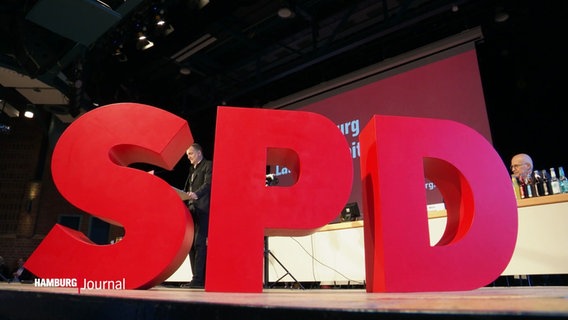 Große, rote Buchstaben des Parteienkürzels auf dem Landesparteitag der SPD. © Screenshot 