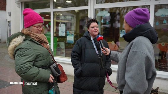 Stadtreporterin Anne Adams interviewt zwei Frauen auf der Straße. © Screenshot 
