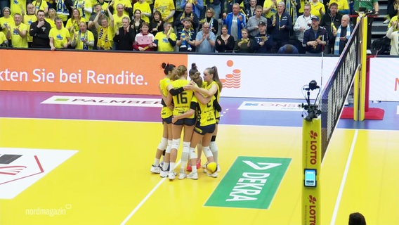 Volleyball-Spielerinnen des Schweriner SC umarmen sich. © Screenshot 