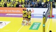 Volleyball-Spielerinnen des Schweriner SC umarmen sich. © Screenshot 