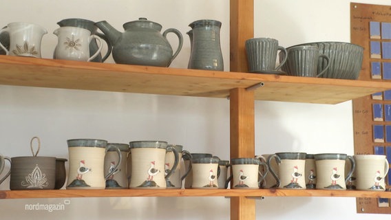 Handgefertigte Keramikwaren stehen in einem Regal. © Screenshot 
