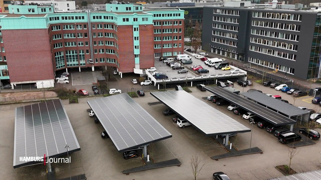 Auf einem Parkplatz in Wandsbek wird Solarenergie für E-Autos direkt aus Solarpaneelen auf der Überdachung gewonnen.