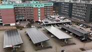 Auf einem Parkplatz in Wandsbek wird Solarenergie für E-Autos direkt aus Solarpaneelen auf der Überdachung gewonnen. © Screenshot 