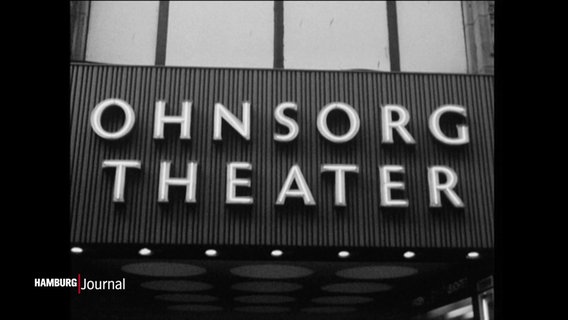 Historische schwarzweiß-Aufnahme von dem Schriftzug "Ohnsorg Theater" am ehemaligen Standort des Theaters in Hamburg. © Screenshot 