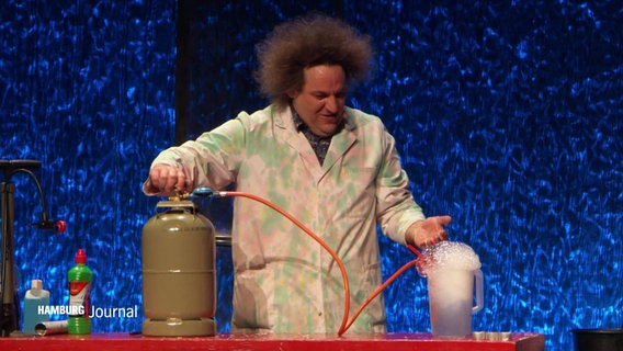 Der Comedian Konrad Stöckel während seiner Wissenschafts-Show im Schmidt Theater. © Screenshot 