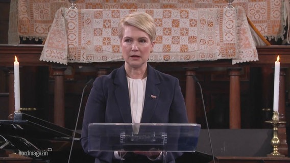 Manuela Schwesig steht an einem Rednerpult. © Screenshot 