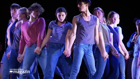 Jugendliche Tänzerinnen und Tänzer in Bewegung auf einer Bühne. © Screenshot 