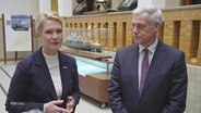 Die Ministerpräsidentin von Mecklenburg-Vorpommern, Manuela Schwesig, besucht die Werft in den Niederlanden, die für die Planung eines großen deutschen Marine-Auftrags zuständig ist. © Screenshot 