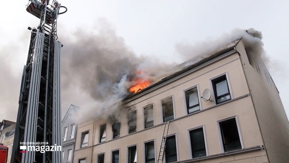 Ein brennendes Haus wird von der Feuerwehr gelöscht. © Screenshot 