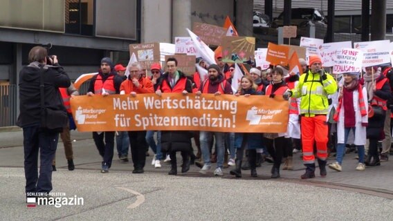 Ärztinnen und Ärzte demonstrierten heute - so wie hier in Kiel - für bessere Arbeitsbedingungen im Gesundheitssektor. © Screenshot 