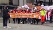 Ärztinnen und Ärzte demonstrierten heute - so wie hier in Kiel - für bessere Arbeitsbedingungen im Gesundheitssektor. © Screenshot 