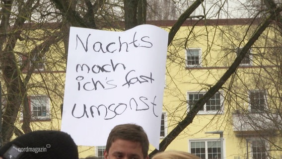 "Nachts mach ich's fast umsonst", steht auf einem Schild. © Screenshot 