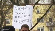 "Nachts mach ich's fast umsonst", steht auf einem Schild. © Screenshot 