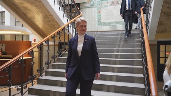 Manuela Schwesig läuft eine Treppe hinab. © Screenshot 