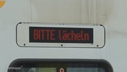 "Bitte lächeln" steht auf einer LED-Anzeige der ODEG. © Screenshot 