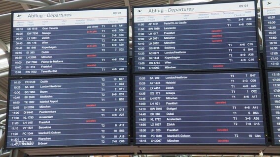 Auf einer Anzeige am Flughafen sieht man viele gecancelte Flüge. © Screenshot 