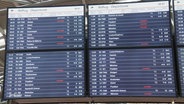 Auf einer Anzeige am Flughafen sieht man viele gecancelte Flüge. © Screenshot 