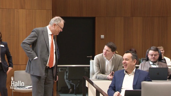 Stefan Weil steht im Gang des Landtages. © Screenshot 