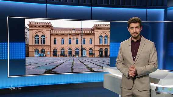 Daniel Anibal Bröckerhoff moderiert NDR Info um 21:45 Uhr. © Screenshot 