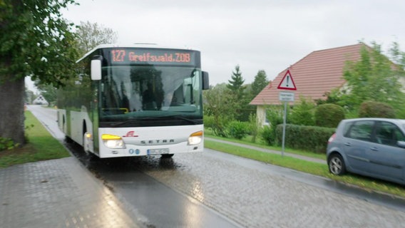 Bus auf Landstraße © Screenshot 