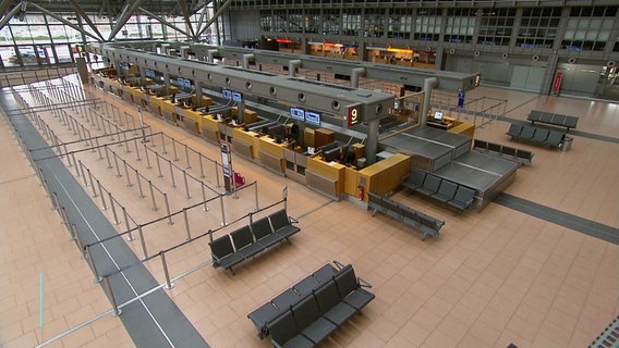 Gähnende Leere im Abflugbereich des Hamburger Flughafens. © Screenshot 