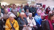 Menschen singen in einem Chor © Screenshot 