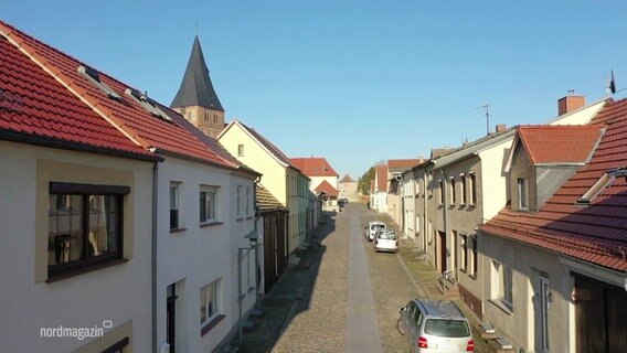 Pkw parken an einer Straße. © Screenshot 