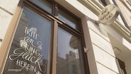 Eine Aussenansicht des Café Glücklich in Wismar © Screenshot 