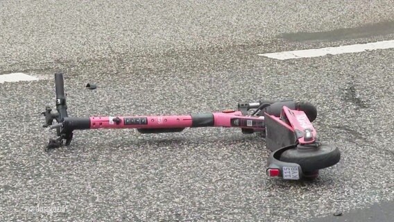Ein E-Roller liegt auf der Straße. © Screenshot 