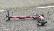Ein E-Roller liegt auf der Straße. © Screenshot 