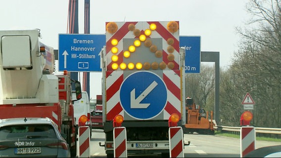 Ein großes Baustellenzeichen auf der Norderelbbrücke © Screenshot 