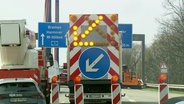 Ein großes Baustellenzeichen auf der Norderelbbrücke © Screenshot 