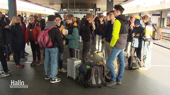 Jugendliche stehen auf einem Bahngleis und warten. © Screenshot 