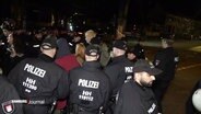 Die Polizei löst eine Blockade vor der Sternbrücke auf. © Screenshot 