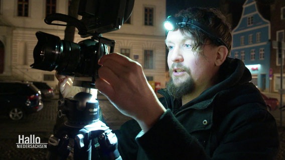 Der Lichtkünstler Olaf Schieche bei der Arbeit. © Screenshot 