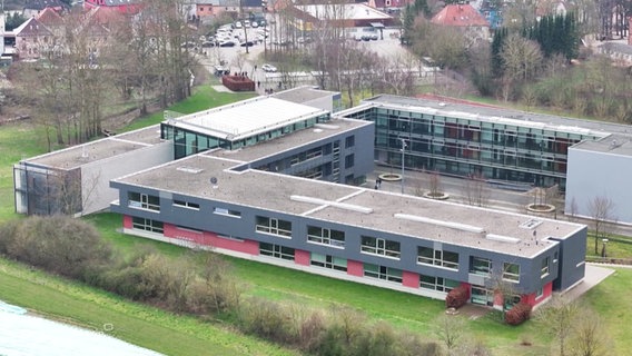 Das Richard-Wossidlo-Gymnasium aus der Luft betrachtet. © Screenshot 