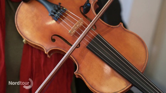 Eine Geige wird bei Proben zum Irland-Festival in Hamburg gespielt. © Screenshot 