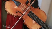 Eine Geige wird bei Proben zum Irland-Festival in Hamburg gespielt. © Screenshot 