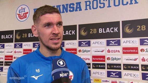 Ein Spieler von Hansa Rostock im Interview. © Screenshot 