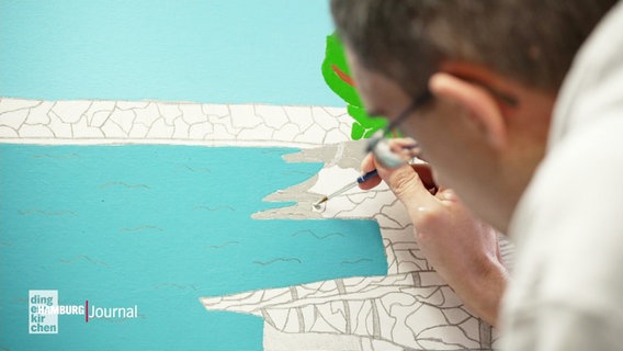 Ein Mann malt ein Atelier Freistil Bild. © Screenshot 