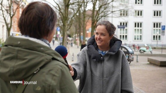 Anne Adams führt ein Interview auf der Straße. © Screenshot 