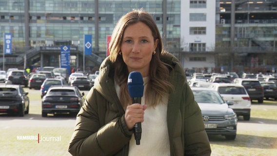 NDR-Reporterin Hannah Bird berichtet vom Gelände des Hamburger SV. © Screenshot 