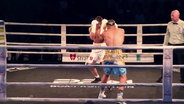 Lokalmatador und Jungprofi Max Suske bei seinem Titelkampf während der Boxgala in Stralsund. © Screenshot 